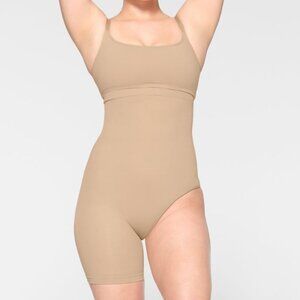 Skims Seamless Sculpt Solution Short Left Leg Exposed